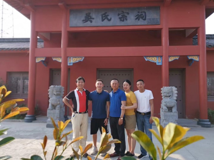 Михаил и его родственники в храме предков семьи У